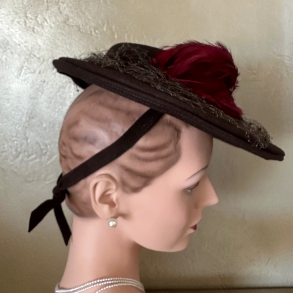 OPULENT 1940s\' BROWN FELT TILT HAT WITH GROSGRAIN BOW, VEIL & FUCHSIA FEATHERS main image 8